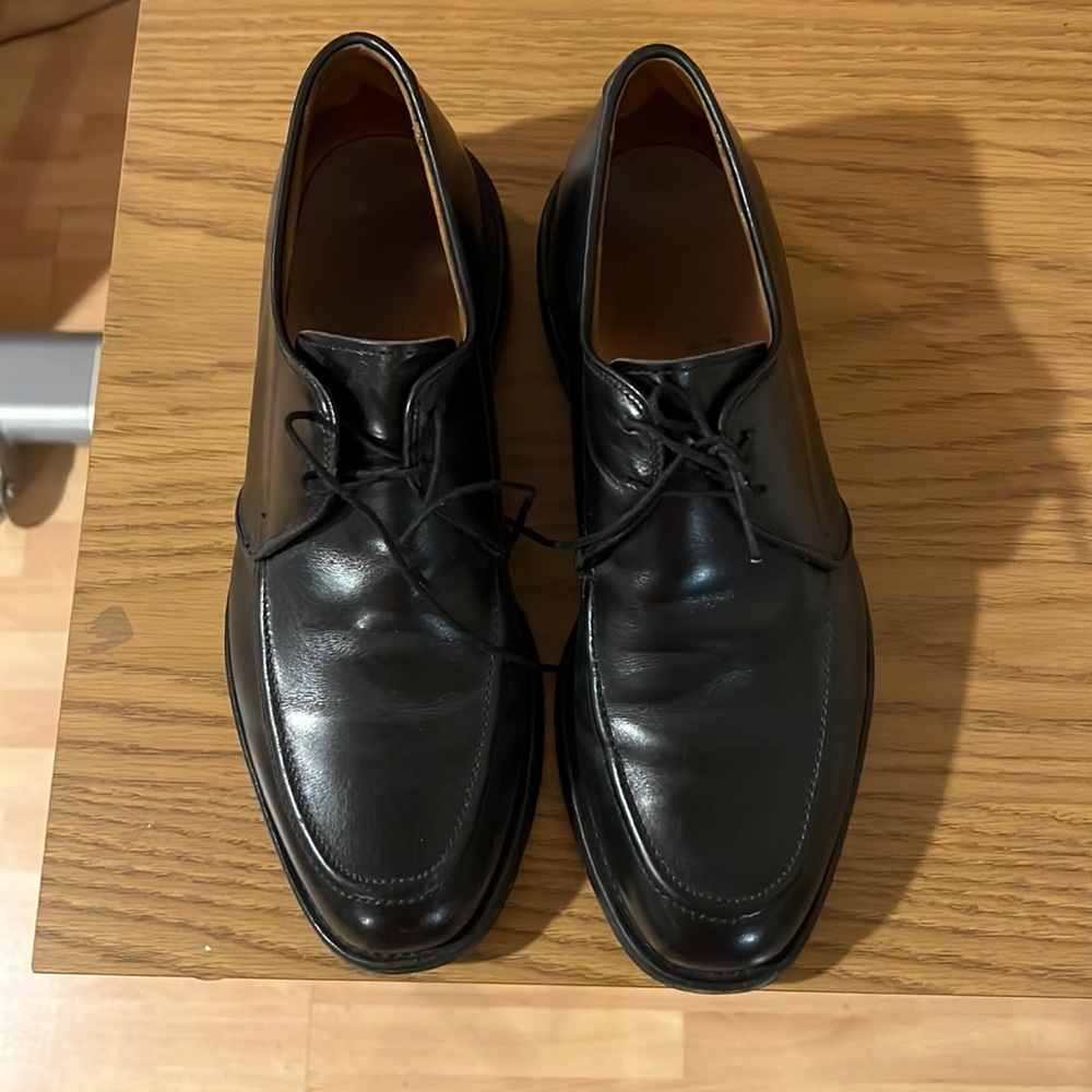Allen Edmonds size 9 in fab condition. Barely worn.